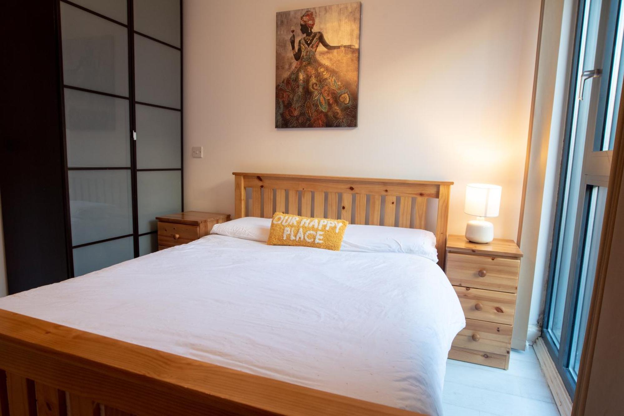 Two-Bedroom Luxury Apartment With Workspace, Free Secure Parking & Coffee Birmingham Exterior foto
