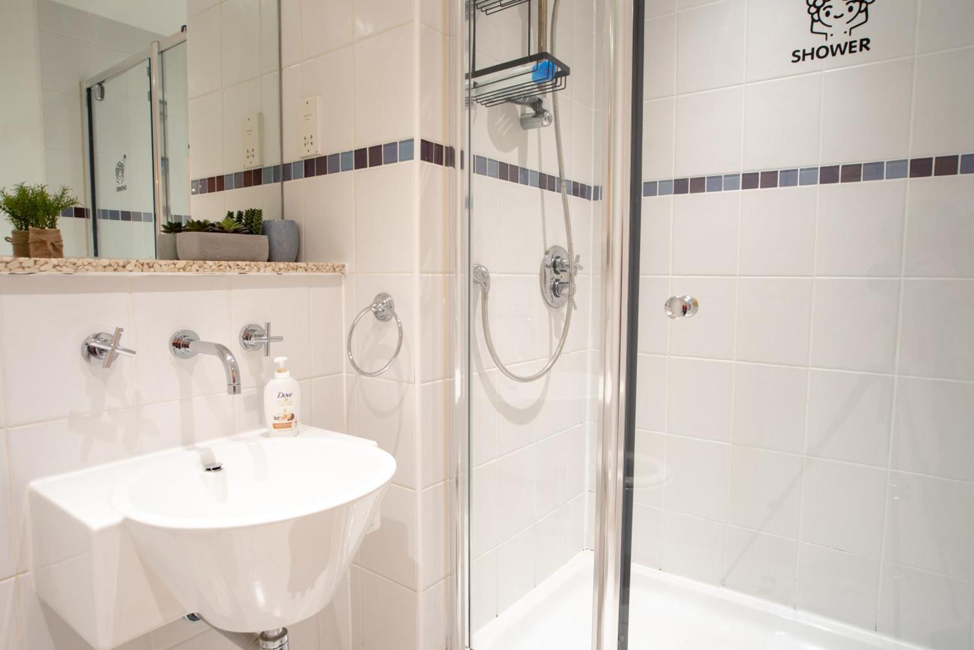 Two-Bedroom Luxury Apartment With Workspace, Free Secure Parking & Coffee Birmingham Exterior foto