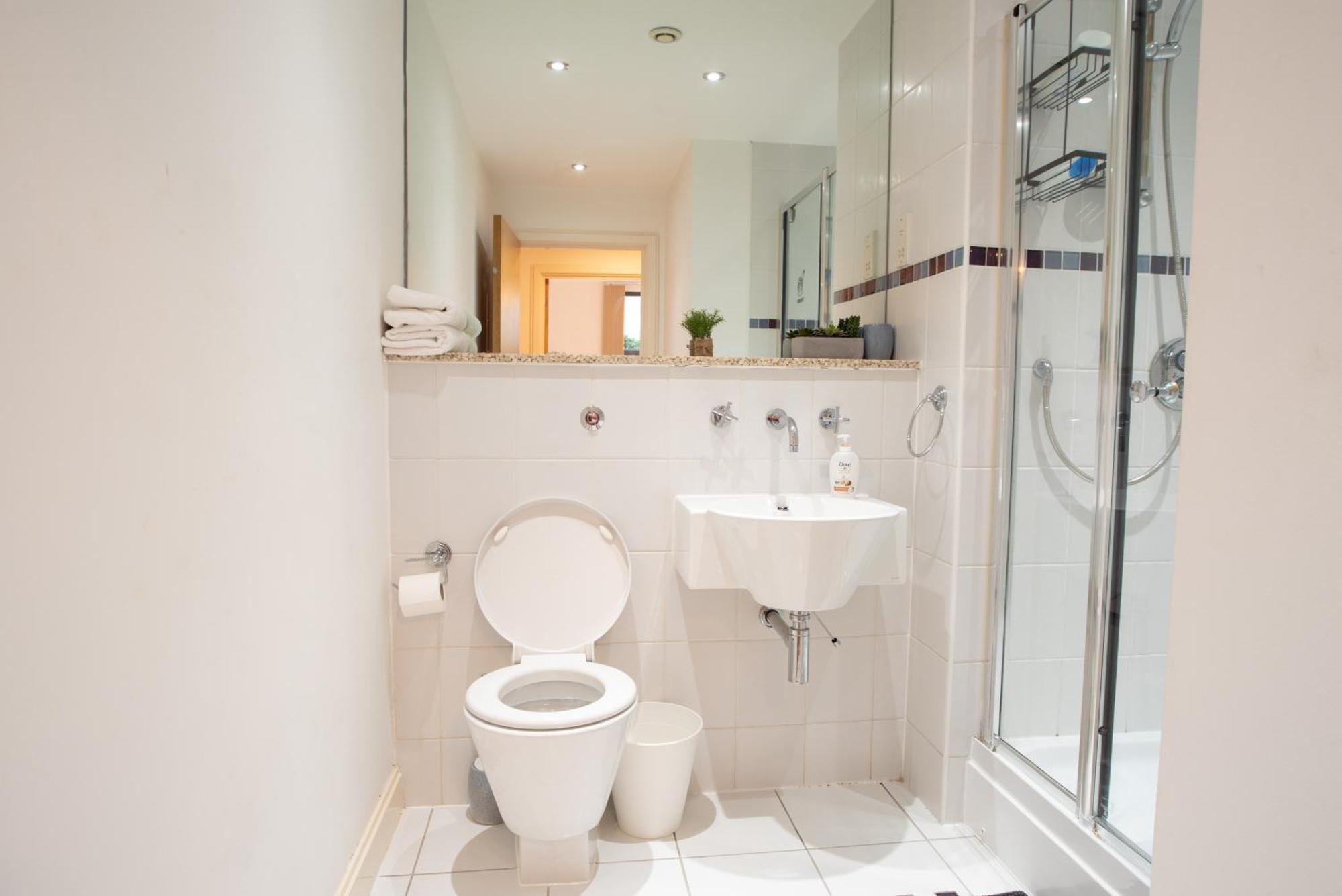 Two-Bedroom Luxury Apartment With Workspace, Free Secure Parking & Coffee Birmingham Exterior foto